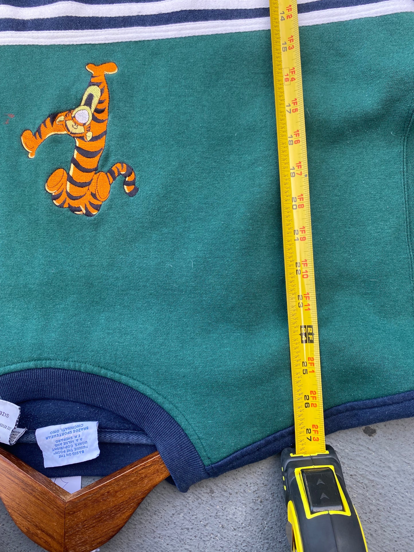 Vintage 90’s Tigger Pooh Two Tone Crewneck ( XL )